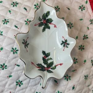 Vintage Lefton Holly Berries Leaf Shape Christmas Trinket Dish Candy Bowl 03049